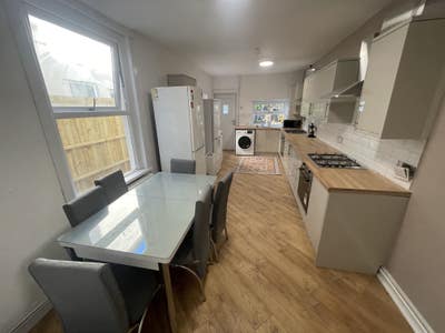 One Room  in a Mixed House - Malefant Street Main Photo