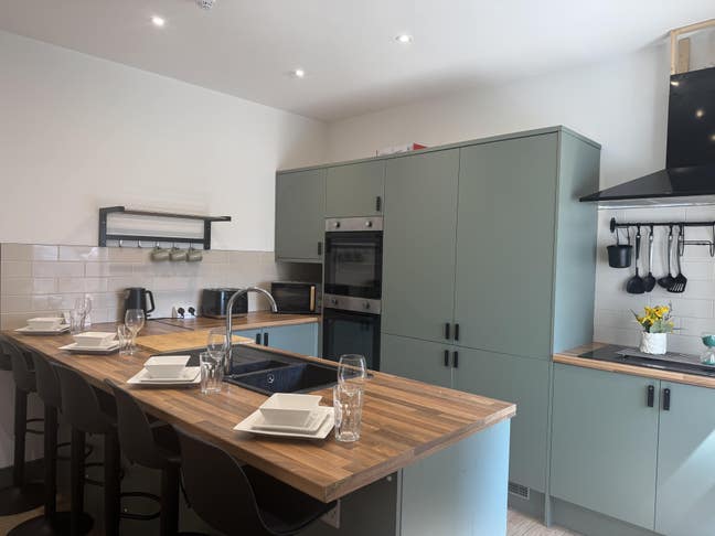 🛏️✨ Fully Furnished Double En-Suite Room in a Fri Main Photo