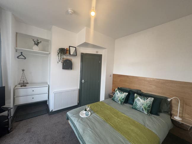 Fully Furnished Double En-Suite Room in Shared Hou Main Photo