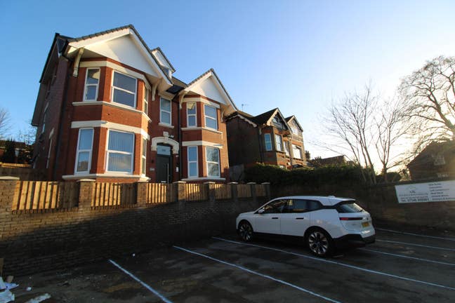 Modern Fully furnished double room with ensuite Main Photo