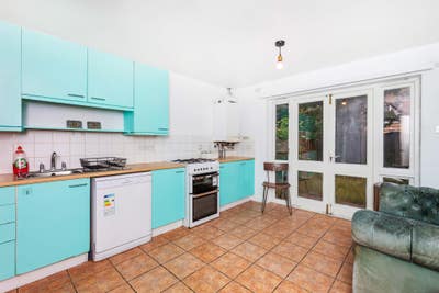 ⭐⭐ 4 Double Bedroom Townhouse Near Station  Main Photo