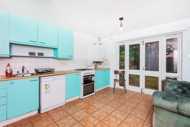 ⭐⭐ 4 Double Bedroom Townhouse Near Station  Main Photo