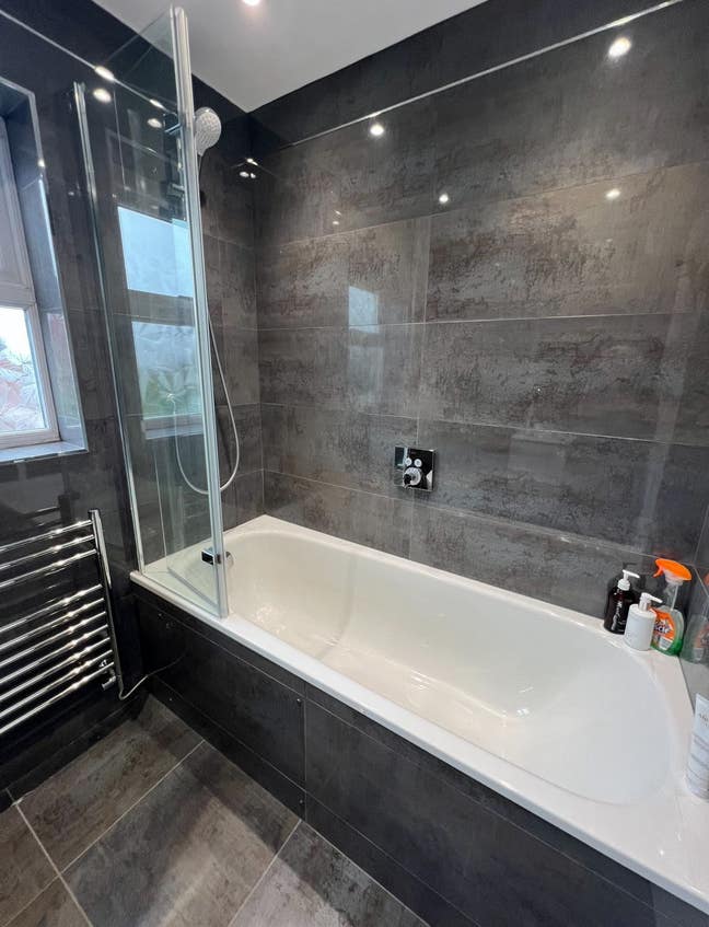 Room to let in detached house close to town centre Main Photo