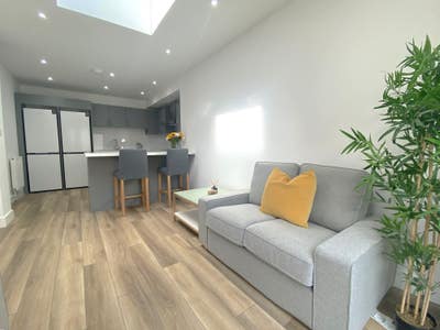 Modern, fully equipped 6-bed Professional house! Main Photo