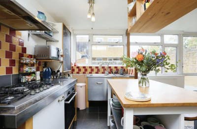 Room in spacious 3 bed apartment with garden  Main Photo