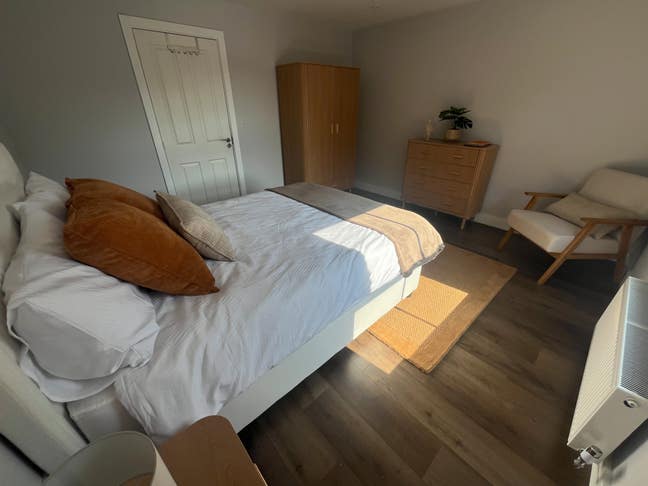 New Double En-Suite Room Three Bridges Station Main Photo