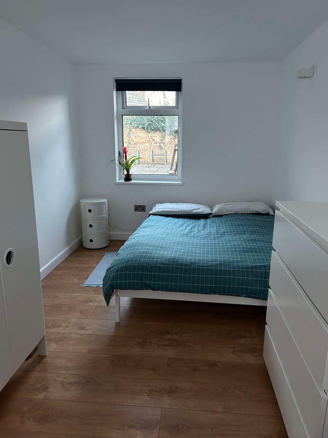 Double room available in carpet free house Main Photo
