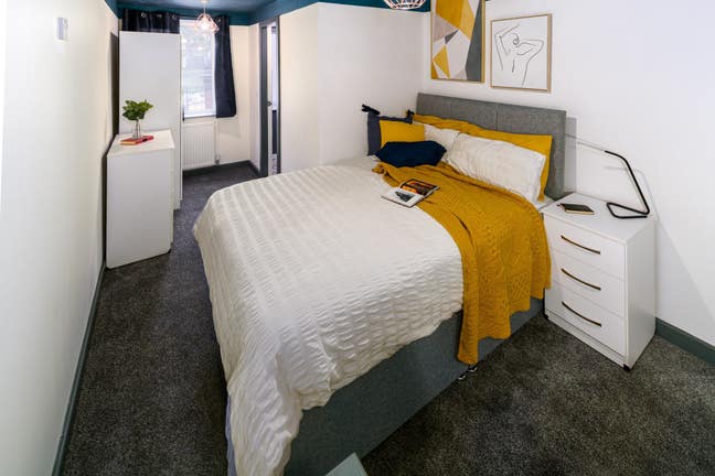 Ensuite Room & 12 Mins to Oldham Hospital!  Main Photo