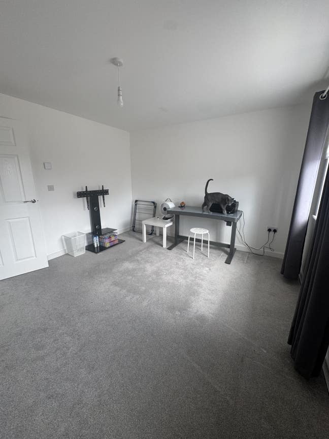 Double room in a 2 bed terraced house Main Photo
