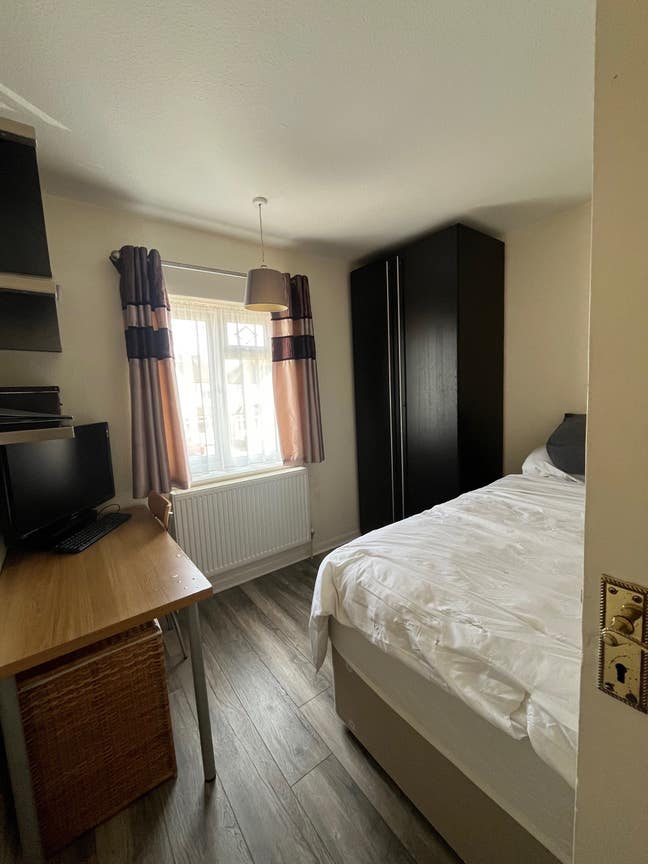 Room for rent near central line Main Photo