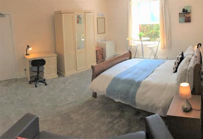 Huge bed-sitting rooms by town centre Main Photo
