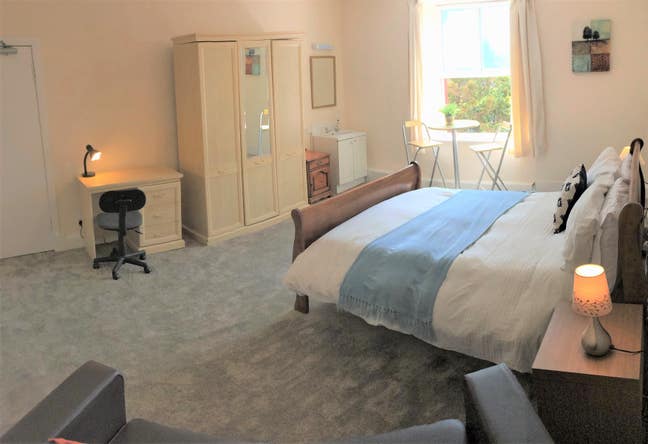 Huge bed-sitting rooms by town centre Main Photo