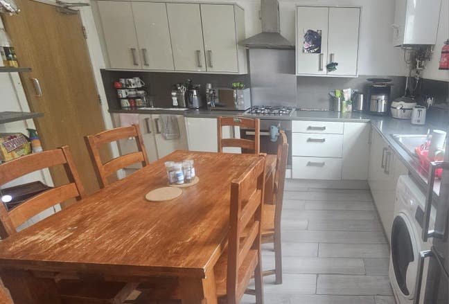 6 Bed Share - Ahville View, Hyde Park - Bills inc! Main Photo