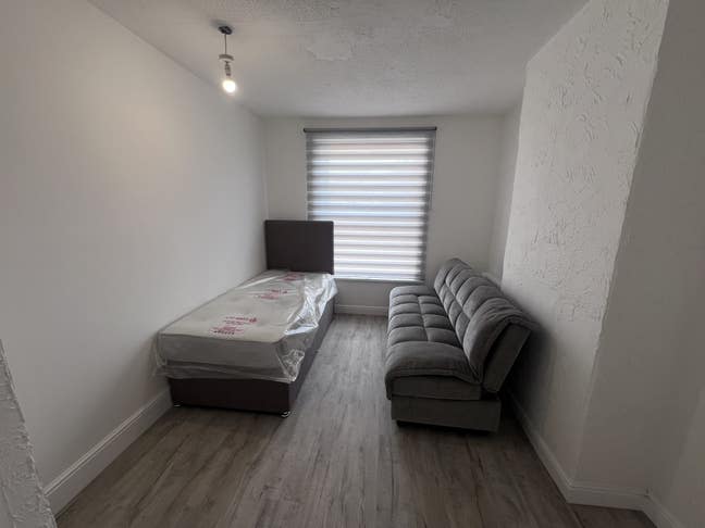 Rooms for rent available at bs34 Main Photo