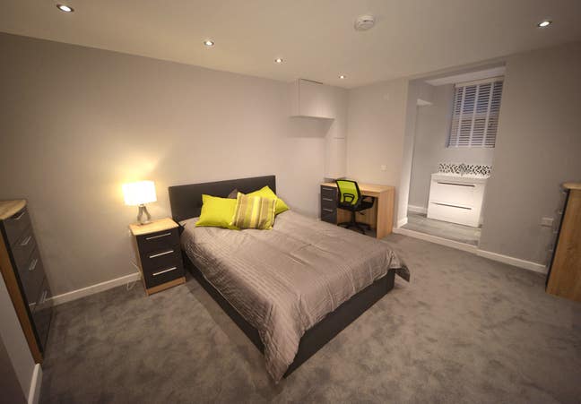 Large double En-suite in Professional House Share Main Photo