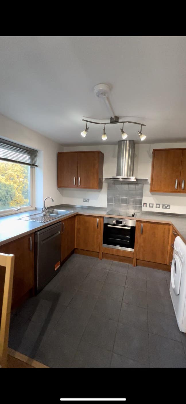 Spacious Double Bedroom for takeover Main Photo