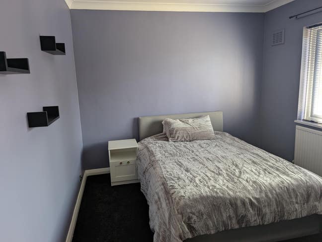 Spacious double room to rent in Laleham Main Photo
