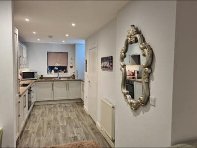 Double ensuite room in private secure house Main Photo