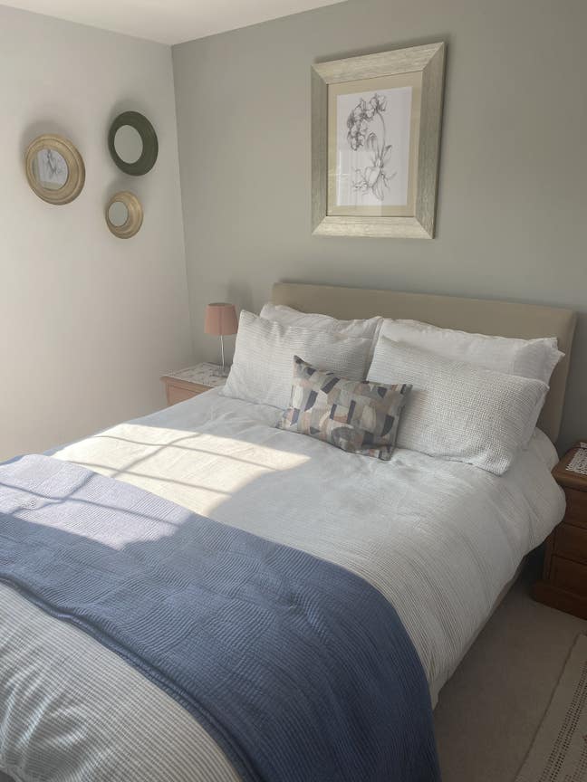 Lovely double en suite room in modern household  Main Photo