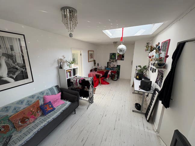 Large Modern Double Room in LGBTQ household Main Photo