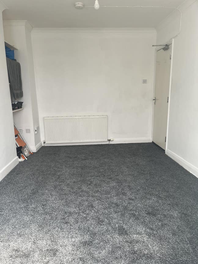 Large room in shared house Main Photo
