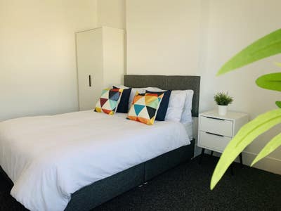 Beautiful large room & kitchen- couples welcome! Main Photo