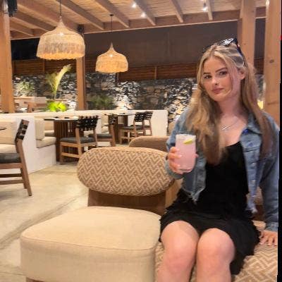 Professional Female seeks a double room Main Photo