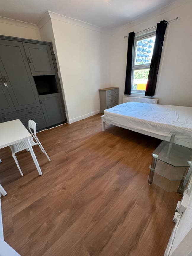 Brand New 4-Bedroom Flat in Hanwell by Elizabeth Main Photo