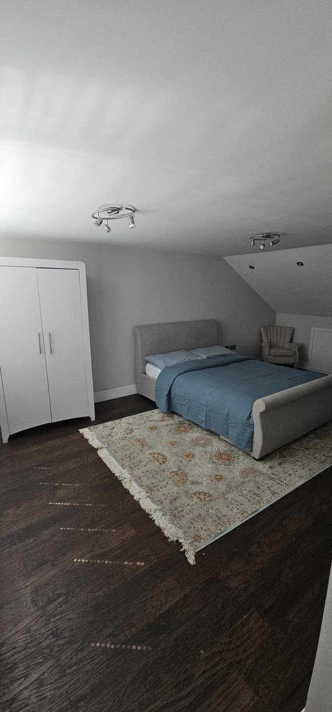 Large Spacious furnished Loft Ensuite Bills inc  Main Photo