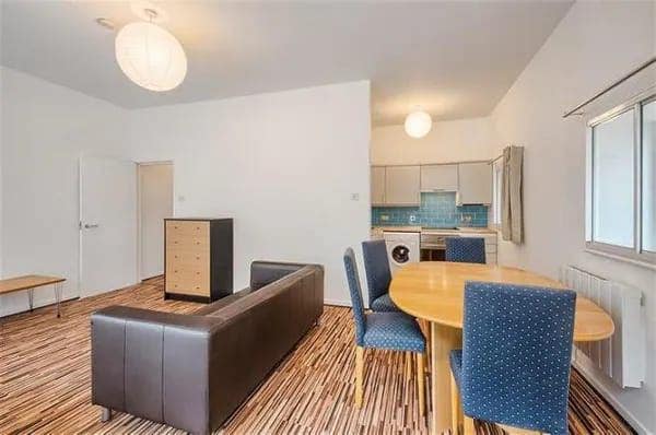 Stunning Canal-Side Studio in Canary Wharf Main Photo