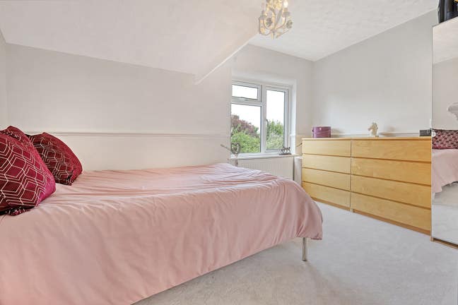 Good size double bedroom in a countryside home. Main Photo