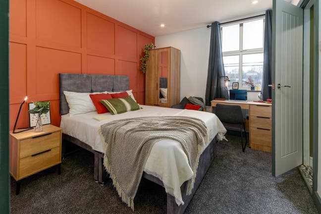 6 Min Walk To Tram | 2 Weeks Rent Free | Bills INC Main Photo