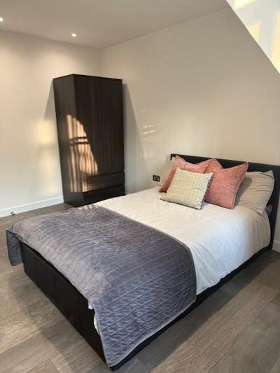 Newly refurbished flat with room to rent  Main Photo