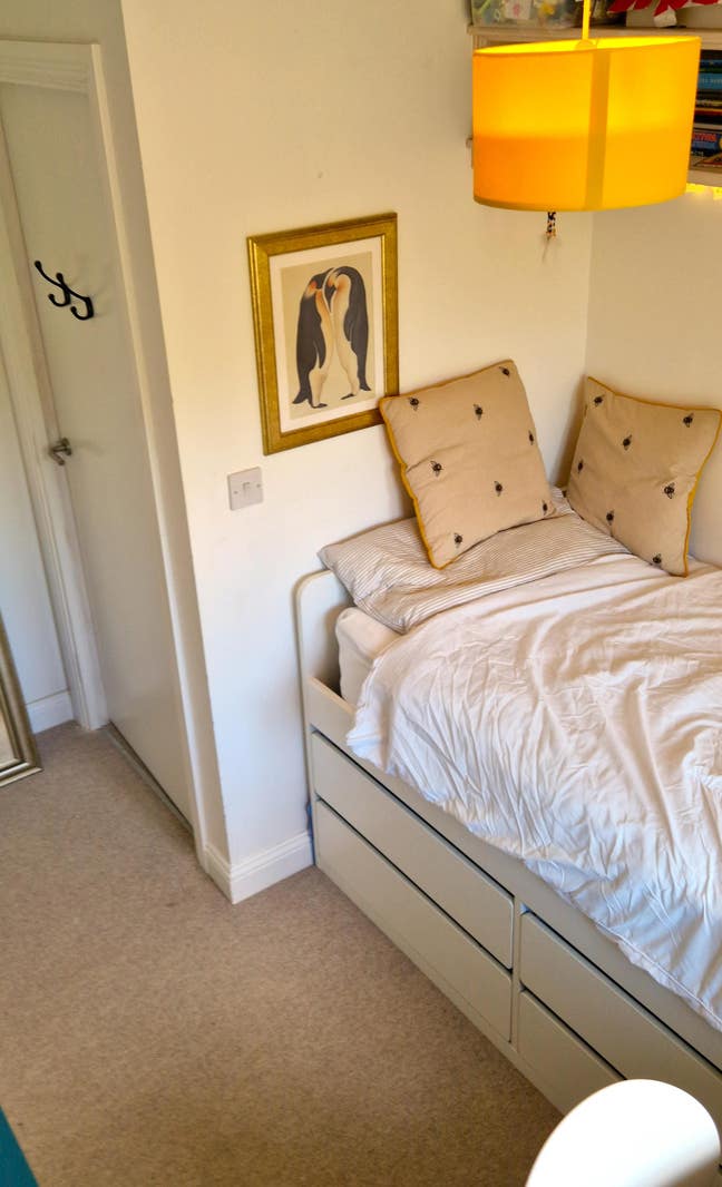 Monday to Friday Lodge. Single Bedroom & Bathroom Main Photo