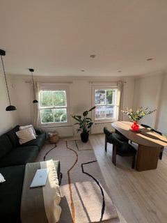 Spacious flat in Holland park  Main Photo