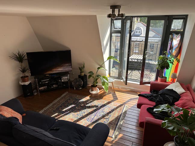 Double room in a big London Fields 3-bedroom flat Main Photo
