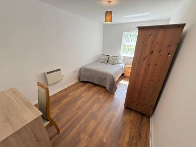 Refurbished room in quiet flat share Main Photo