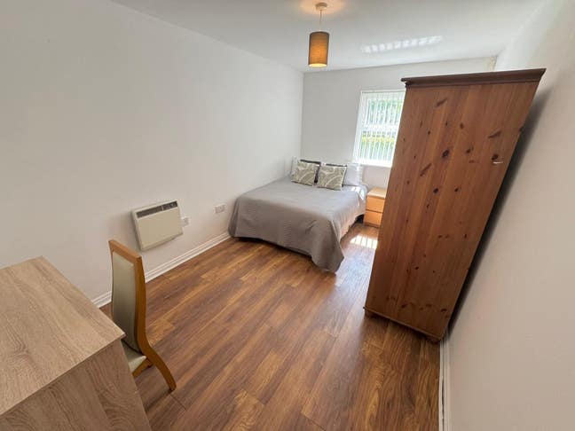 Refurbished room in quiet flat share Main Photo