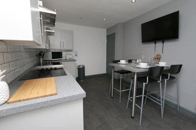 Spacious House Share in ST4  Main Photo