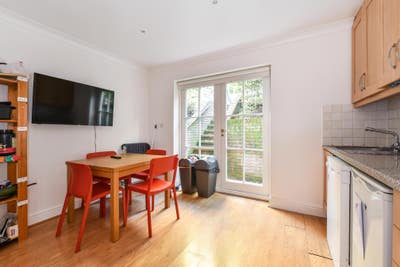 Double Bedrooms Available Next to Town Centre! Main Photo