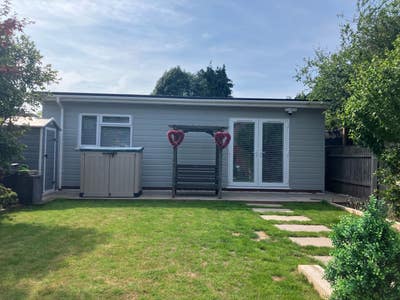 One Bedroom Flat, En Suite, Fitted Kitchen Lounge  Main Photo
