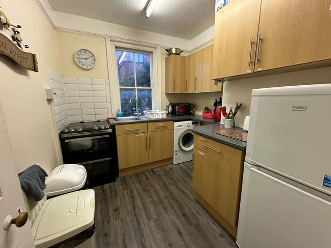 Guildford: Massive Room - 6 Min.Walk Train Station Main Photo