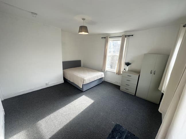 2 ROOMS in 3 bed, Harrow Road, couples welcome Main Photo