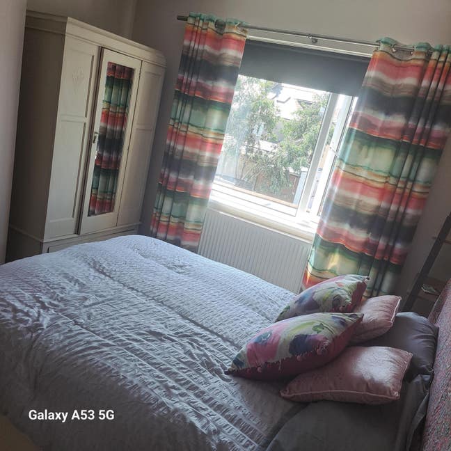  Room  Available Porthcawl 10ms wall from beach  Main Photo