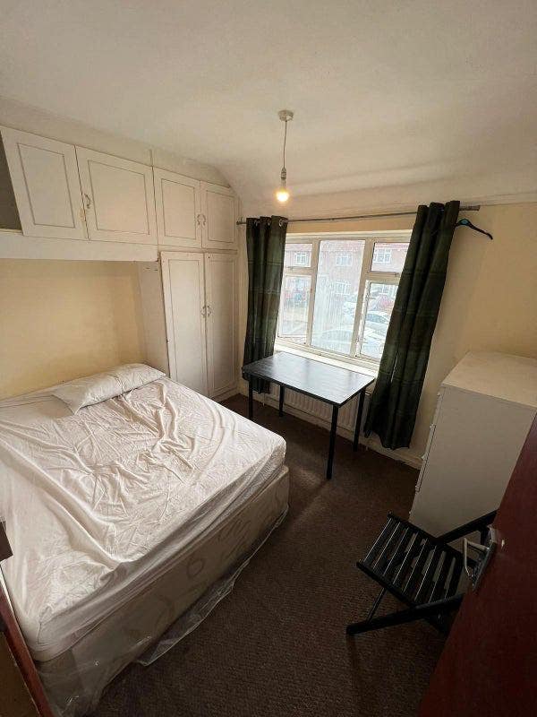 Single room with fridge in NEASDEN Main Photo