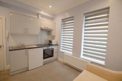 Studio apartment with kitchenette area and en-suit Main Photo