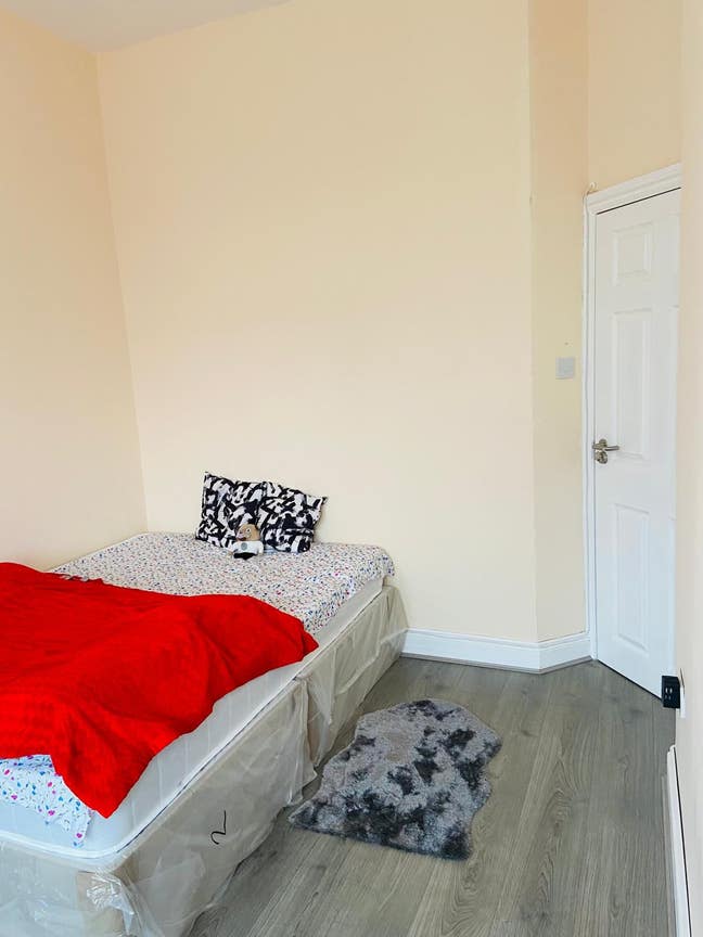 Spacious Double room available for 2 people Main Photo