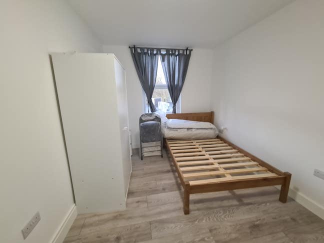 Double room in a shared flat in Kilburn High Road Main Photo