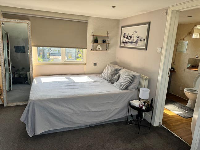 A stunning double en-suite to let in Hendon Centra Main Photo