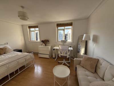  Large Double Room in Townhouse (bills inc)  Main Photo